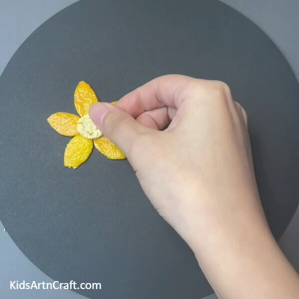 Pasting The Small Circle-Putting Together a Pretty Orange Peel Garden with the Kids 