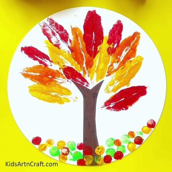 The Beautiful Tree Painting Using Leaf Impression Is Ready!-Leaf prints are used to make a stunning tree painting, a guide for kids