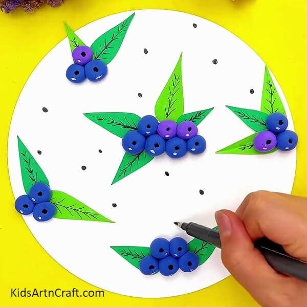 Make Black Dots On White Craft Paper With Black Marker/sketch pen Blueberry Clay Craft Step-by-step Tutorial For Beginners-
