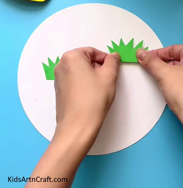 Making Grass Leaves - An uncomplicated Easter decoration project for chicken-themed art.