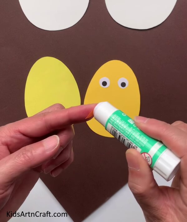Pasting Nose Of Chicken A guide to assist youngsters in making Easter Eggs of vibrant colors.