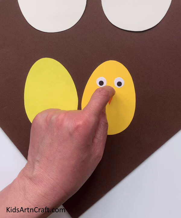 Completing Pasting Nose Learn how to craft Easter Eggs with children in a simple way.