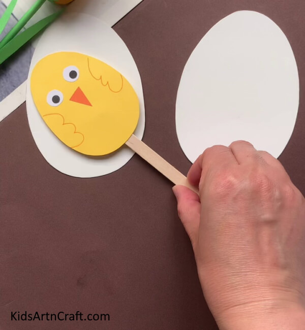 Cutting Out Other Eggs Learn how to make Easter Eggs with children in a step-by-step manner.