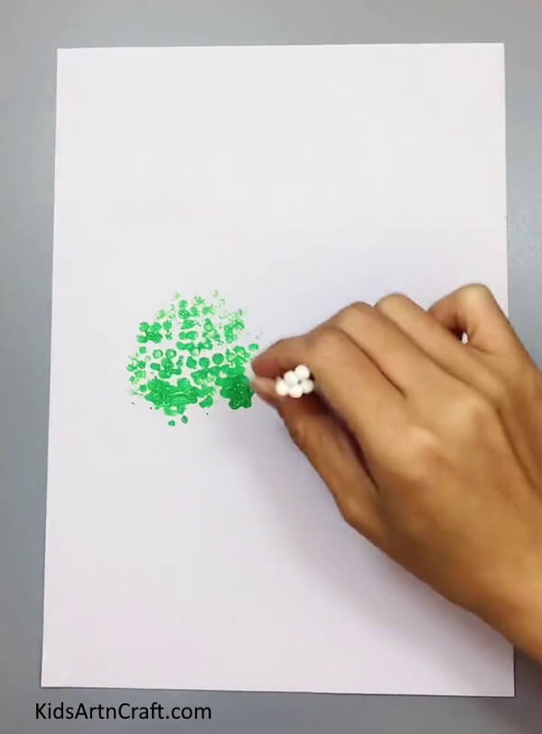Making Green Leaves Of Tree - Earbuds as a tool to make a beautiful, multi-colored tree painting.