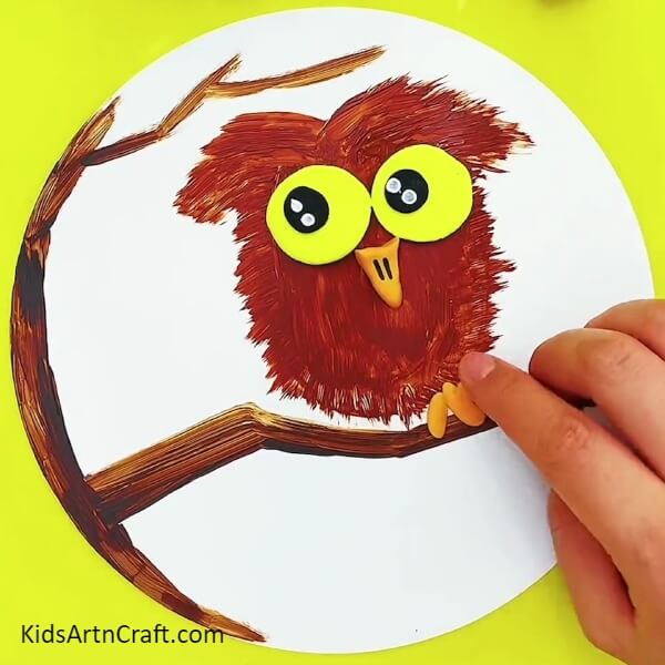 Making The Feet Of The Owl-Artistic Owl Picture Idea For Kids With Detailed Instructional Guide