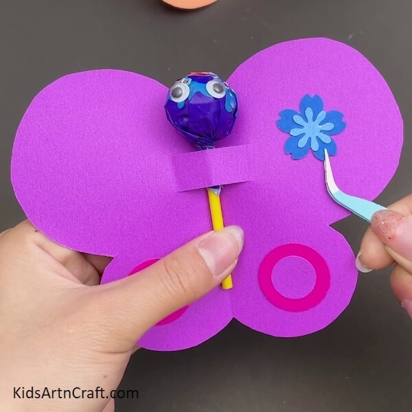Creating Flower Using Chart And Paste It On The Wings- Cute Box Ideas For Newcomers To Butterfly Lollipop Designing