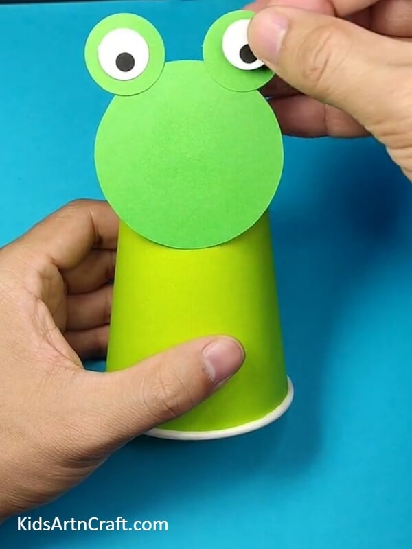 Paste The Froggy's Eyeballs-Simple To Make A Frog Using Cup Paper And Glue