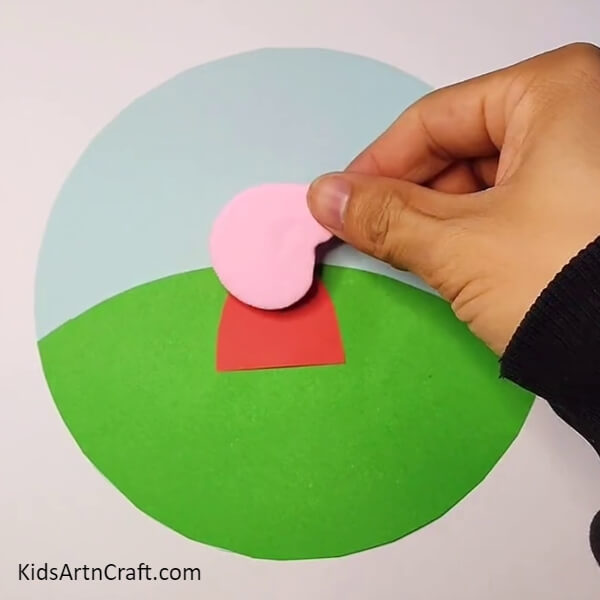 Paste the dough on outfit-Beginners tutorial to make an cute peppa pig scenery for children