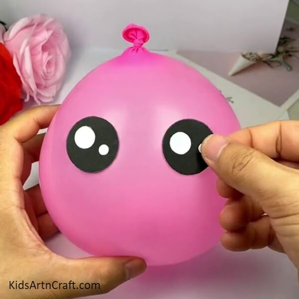 Paste the eyes -How to Craft a Cute Rabbit Balloon Step-by-step