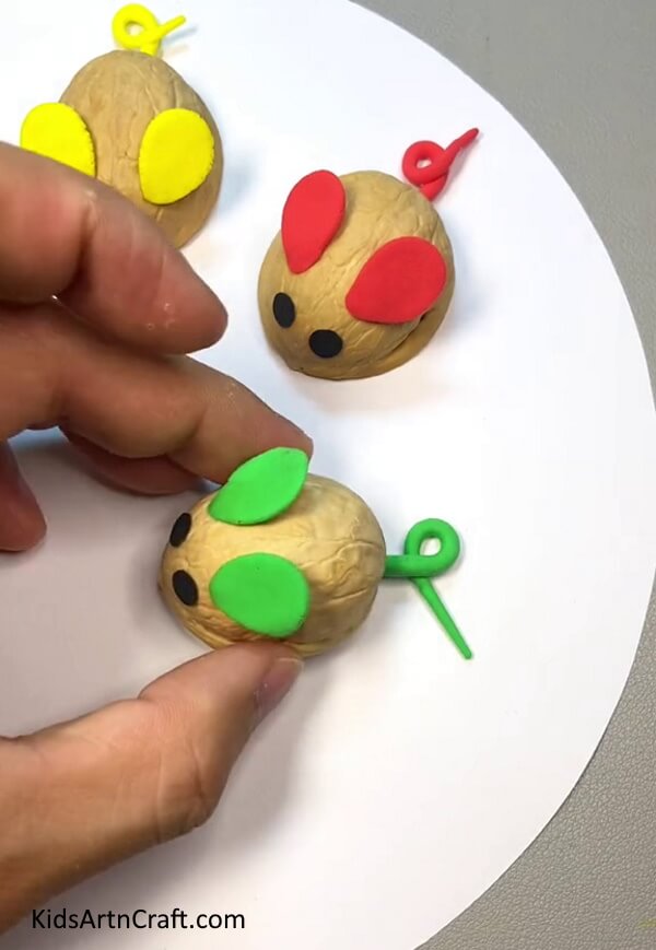 Stick the tail behind the walnut mice-Attractive Walnut Shell Mice Easy Craft Ideas for Kids