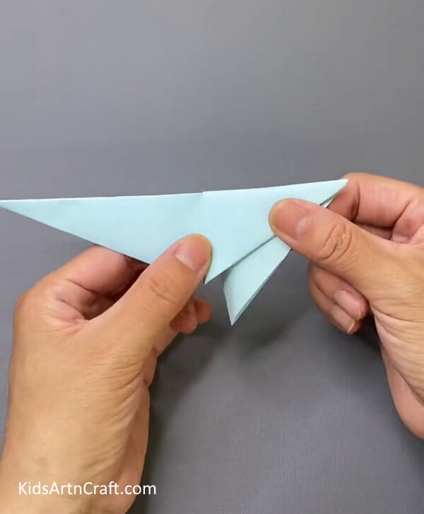 Folding The Upward Part-Assemble a bird-shaped puppet for children to use as a toy