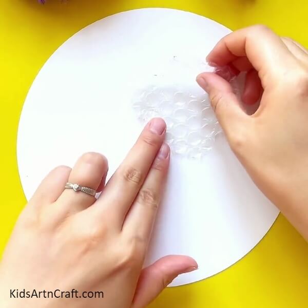 Make a Cutout from Bubble Wraps with Scissors- Crafting with Bubble Wrap for Apples with Children 