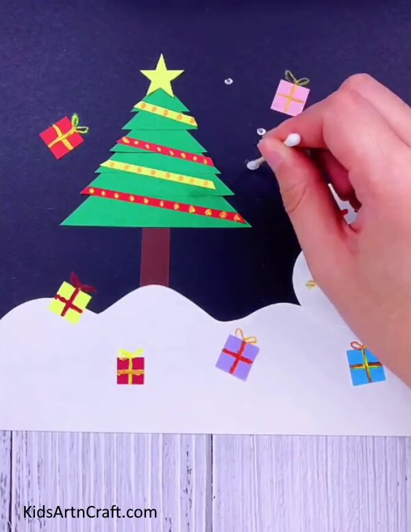 Paint snowfall using the earbuds- Manufacture a Christmas Tree with your own items for an animated decoration.