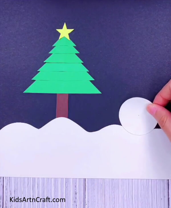 Paste a circular cutout Next- Make a Christmas Tree with your own means for a bright decoration.