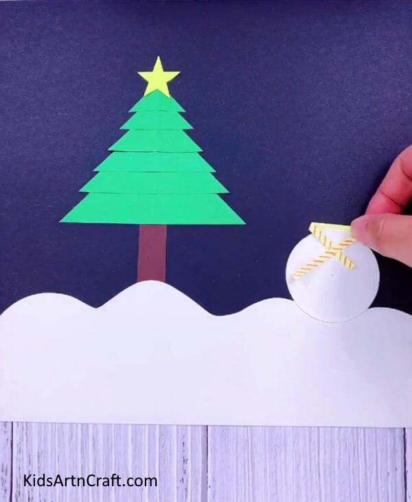 Paste the muffler- Put together a Christmas Tree with your own tools for a delightful decoration.