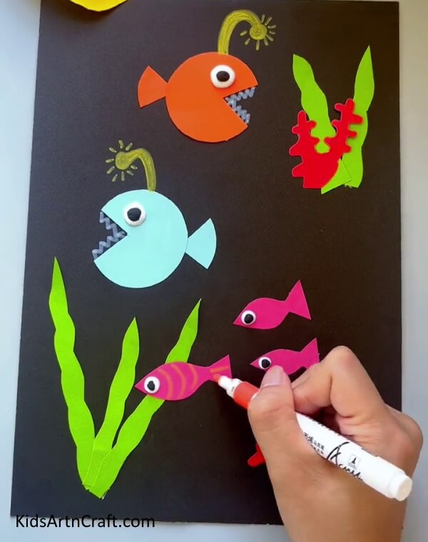 Detailing The Small Fishes Developing a Fish Aquarium utilizing Craft Paper for the youngsters