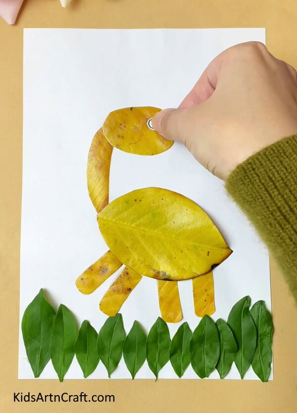 Face of the Dinosaur- Learn How To Create an Animal Dinosaur Craft Using Leaves - A Kid's Tutorial