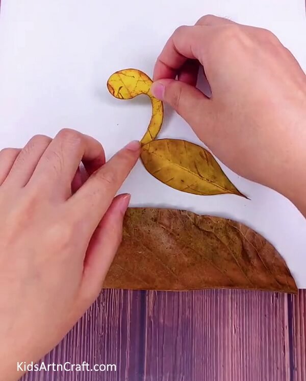 Pasting Head For Dinosaur to Easy Craft Tutorial For Kids- Have a blast crafting a dinosaur from leaves with this helpful tutorial for children. 