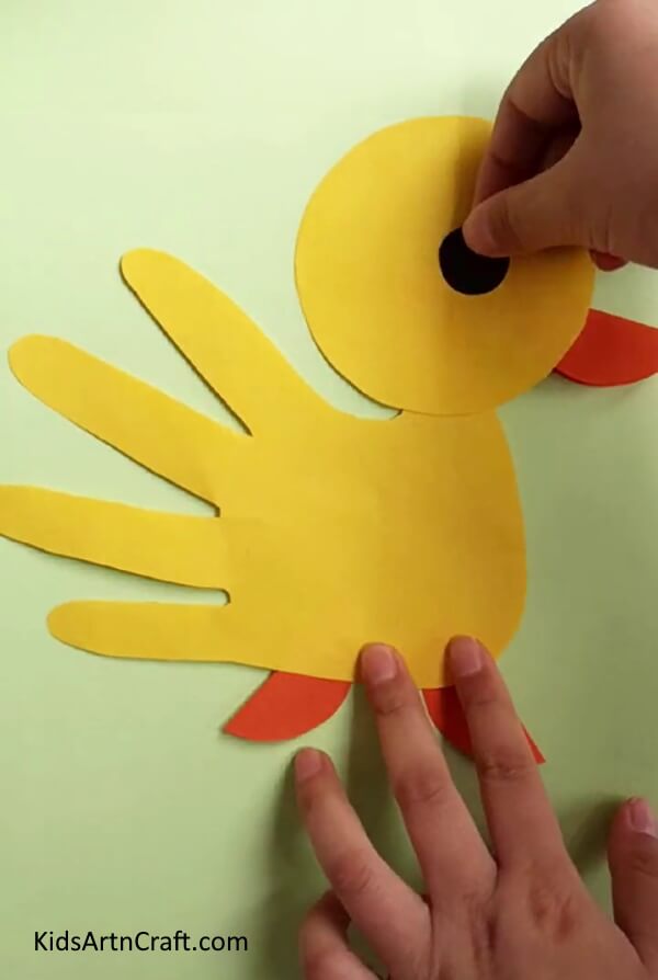 Making The Eyes - An Easy Baby Duck Handprint Project for Children