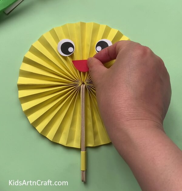 Making Nose Of The Bee - Get creative with your kids and make this simple paper bee craft.
