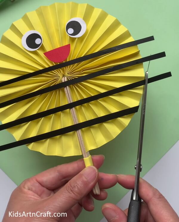 Making Bee Stripes - A simple paper bee project for little ones to assemble 