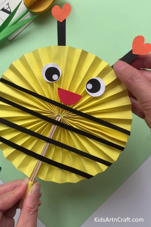 Making Antennas Of The Bee - A fun paper bee craft that children can make on their own 