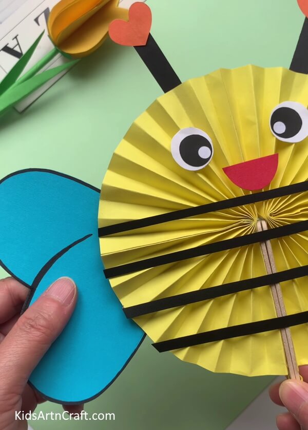 Making Wings Of The Bee - An uncomplicated paper bee craft activity to do with children 