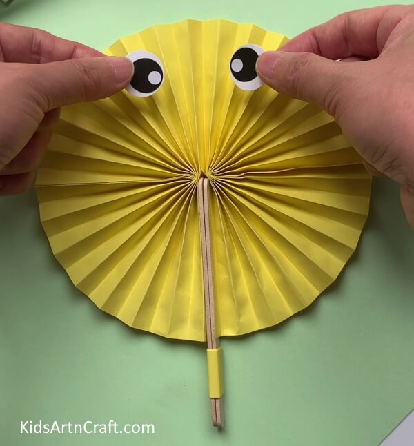 Making Eyes Of The Bee - Get your kids involved and make this easy paper bee craft together.