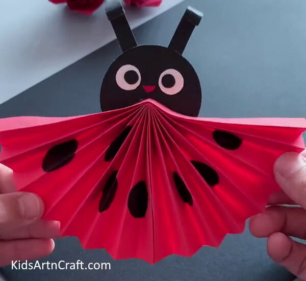 Roll the antennae with the hands to Easy Paper Ladybug Craft