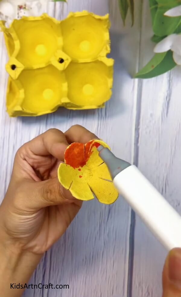Coloring The Flower - Create a flower with an old egg carton in your own house. 