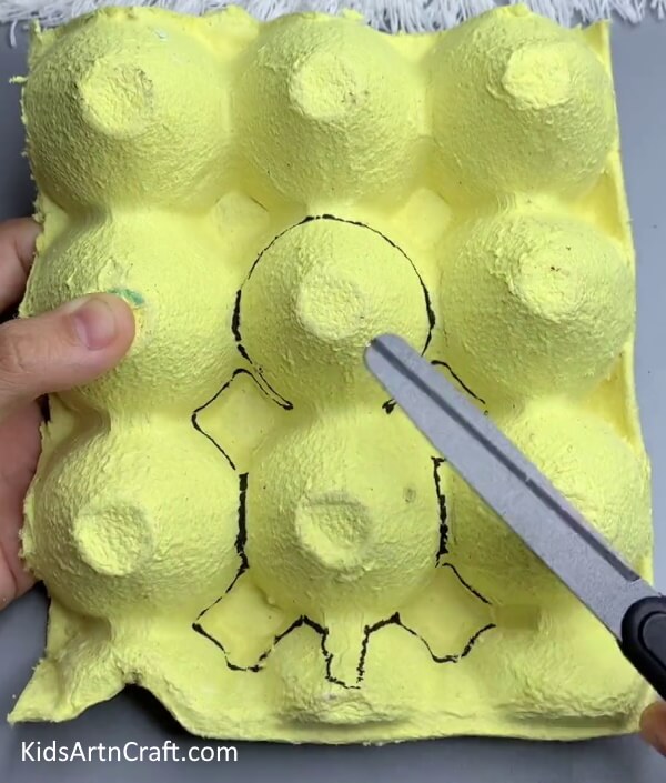 Cutting The Turtle - Create a Turtle Craft with your Kids from a Recyclable Egg Carton