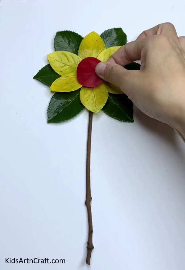 Making The Centre Of The Flower- Constructing a flower art project from fresh leaves - instructions 