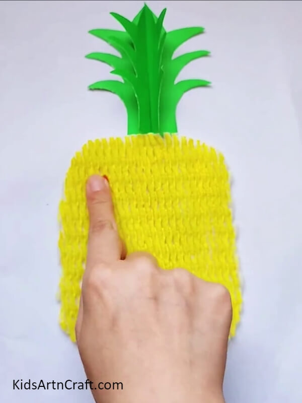 Press Your Finger On The Foam- Discover how to construct a Fruit Foam Pineapple artwork. 