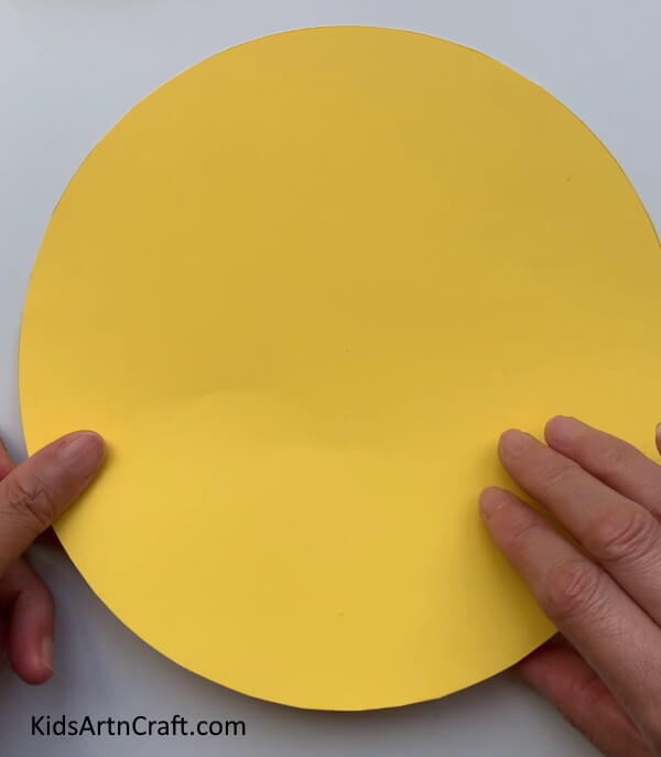 Getting A Yellow Circle-Crafting a Present Bag with Handmade Paper and Handles