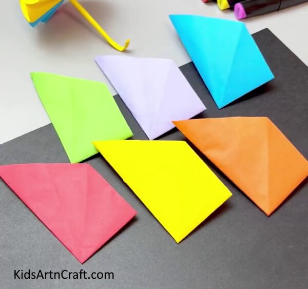Making More Paper Models - Put together a hand fan with vivid paper for kids.
