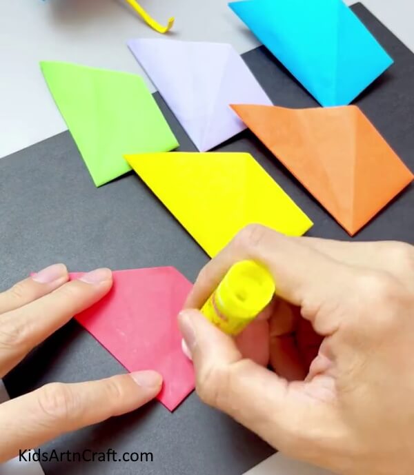 Applying Glue - Fabricate a fan with colorful paper for little ones.