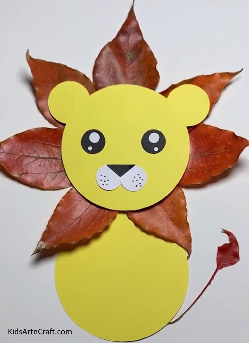 Sticking The Tail To The Lion- A simple tutorial for kids on how to make a lion using leaves from autumn
