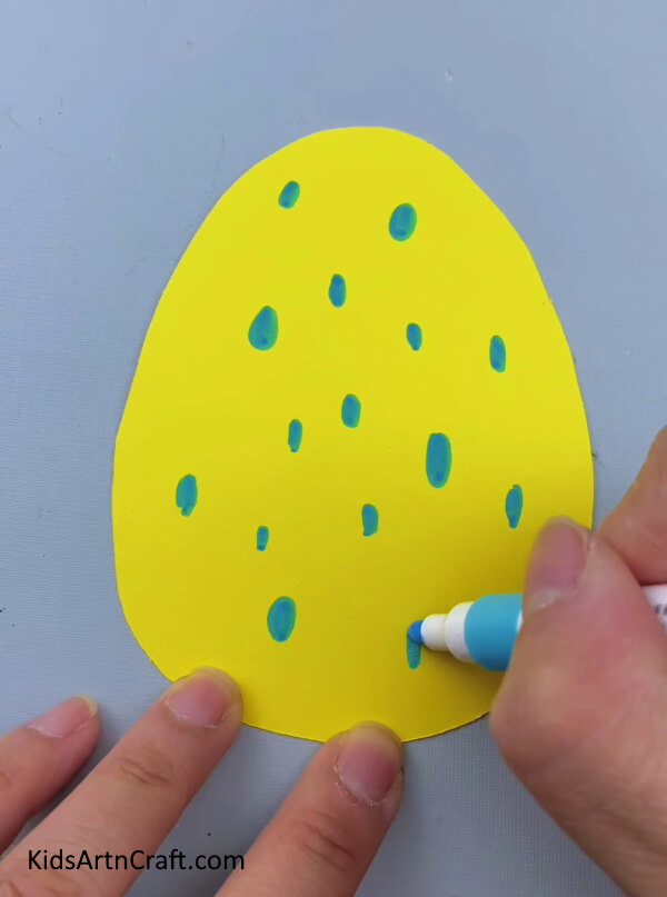 Draw Marks On The Egg-An Instructional Guide to Making an Egg Art Project with a Tiny Chick for Youngsters