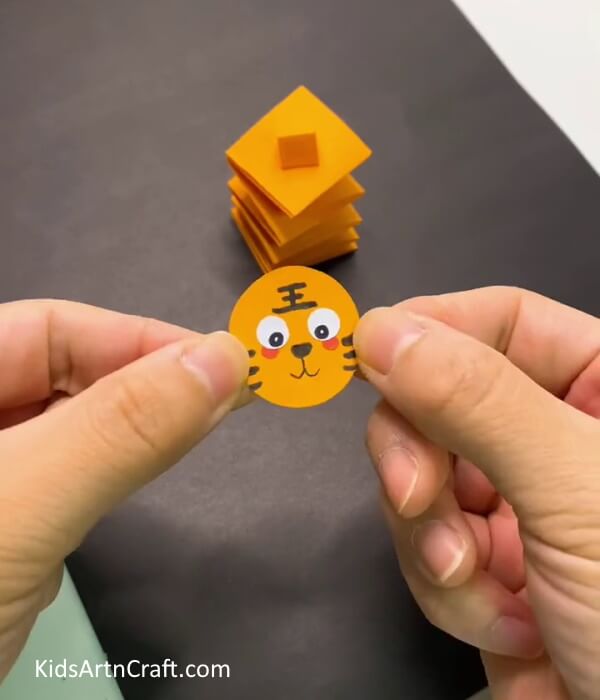 Make a Face On The Circle-. Crafting a moving paper tiger with kids' participation