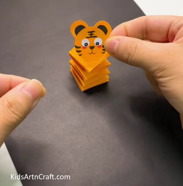 Connect The Head To The Body-Make a DIY paper tiger that can move with your kids.