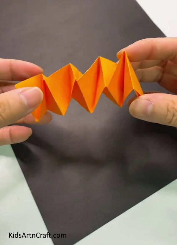 Opening The Pile Of Folds-Letting kids build a paper tiger that moves on its own