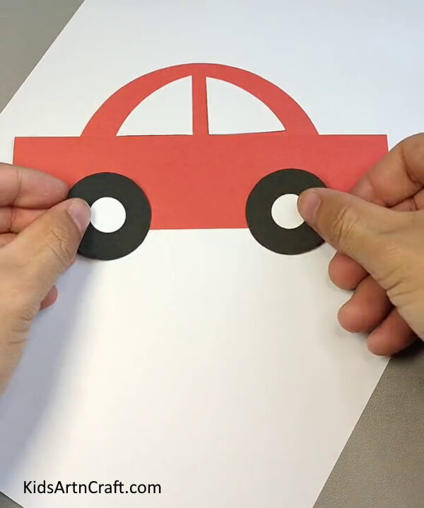 Making Wheels Of Car-Step-by-step instructions for making a paper car landscape with children.