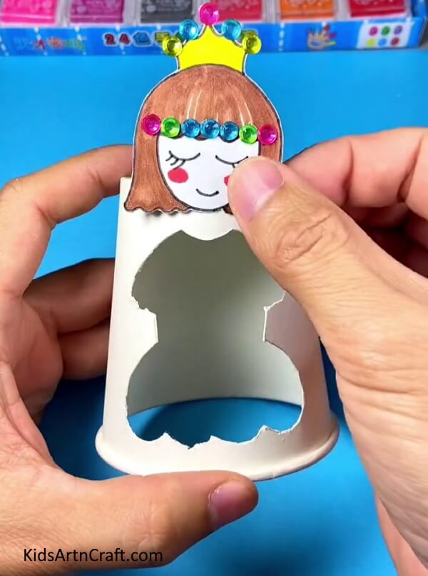 Making doll head and pasting it with cup- An amusing paper cup changing dress doll craft that is great for kids.