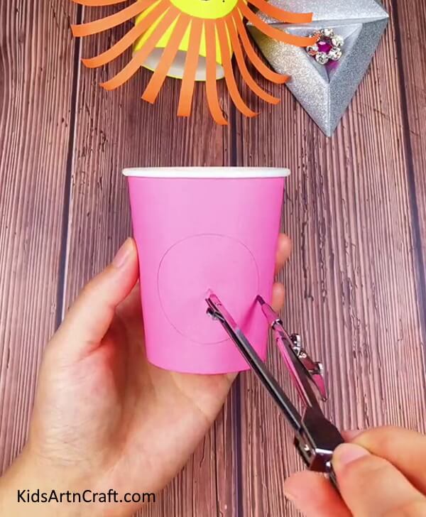 Making Circle On Paper Cup - Constructing A Paper Cup Lion - An Easy Activity For Little Ones