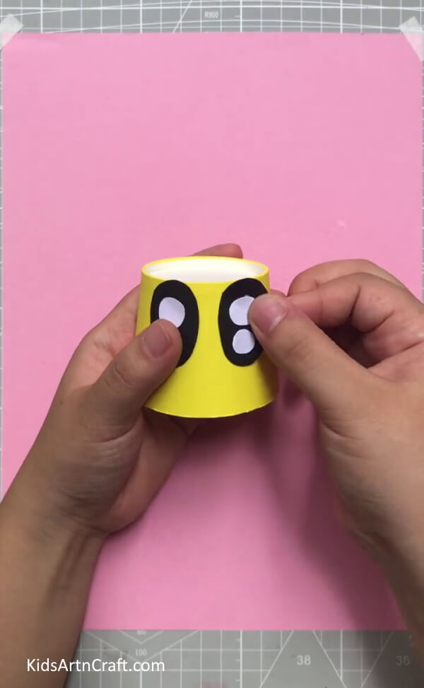 Making Eyes - Constructing an Octopus out of a Paper Cup - An Easy Guide for Kids
