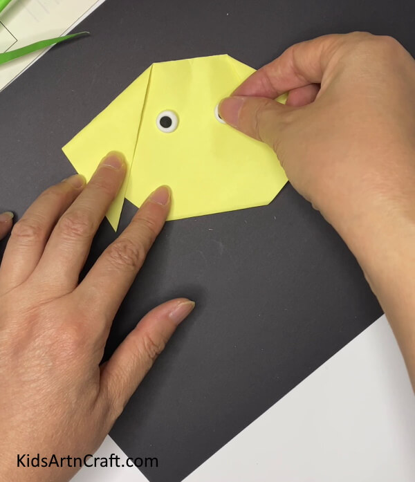 Pasting Dog's Eyes Tutorial for crafting a paper dog with no hassle for young children 