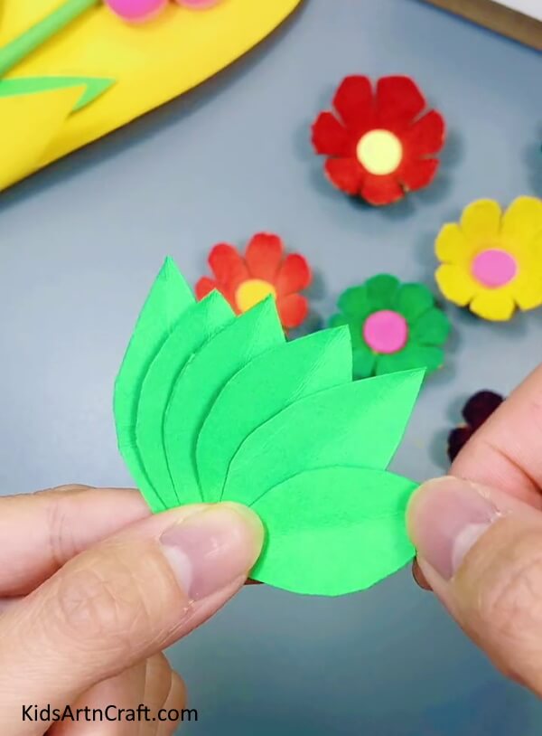 Getting The Leaves - Make a Hanging Wreath from Egg Carton and Paper Flowers for Home Decoration 