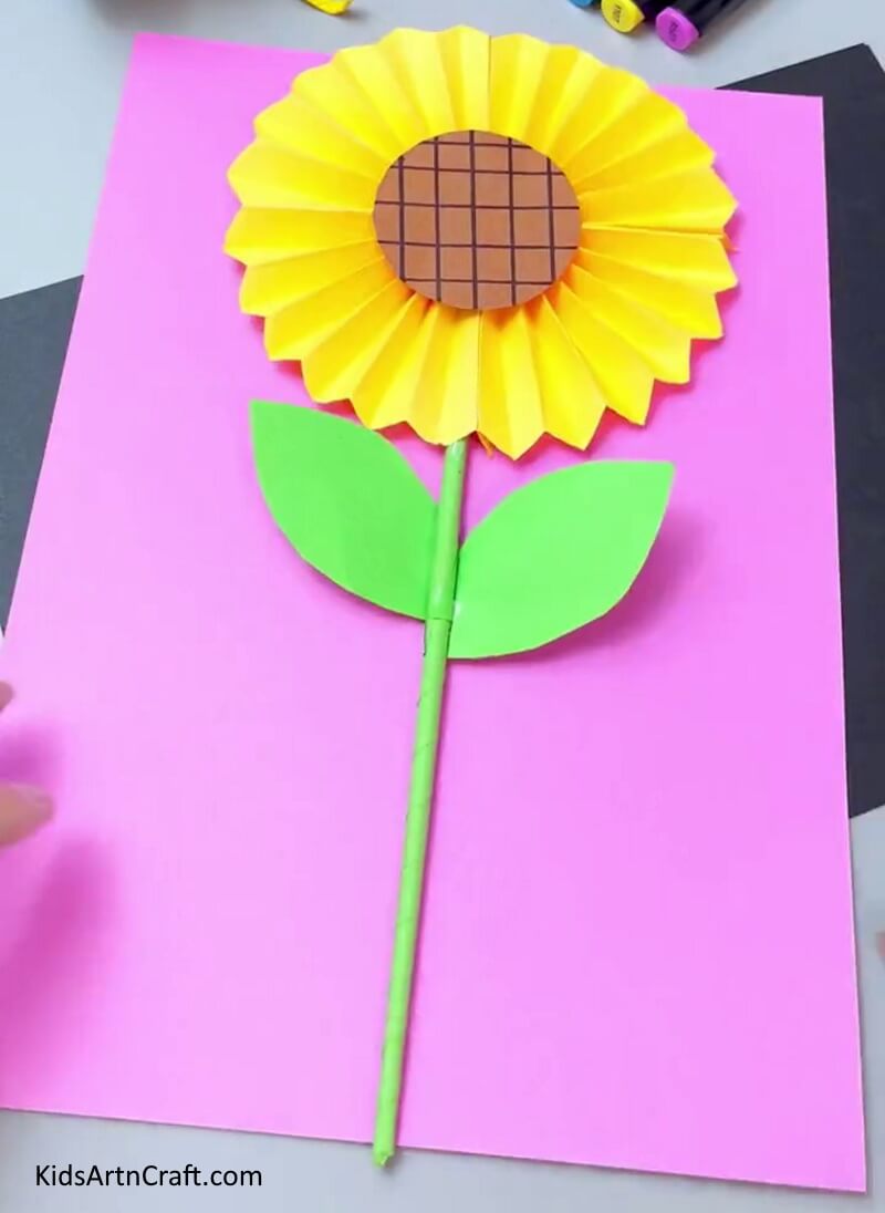 Produce a paper sunflower art project for kids.