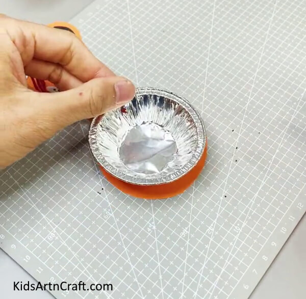 Pasting The Bowl On The Orange Circle Crafting a paper tiger wall hanging by yourself with ease.