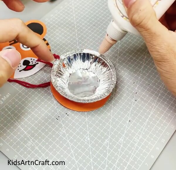 Applying Glue On The Bowl Creating a paper tiger wall hanging by yourself with no trouble.